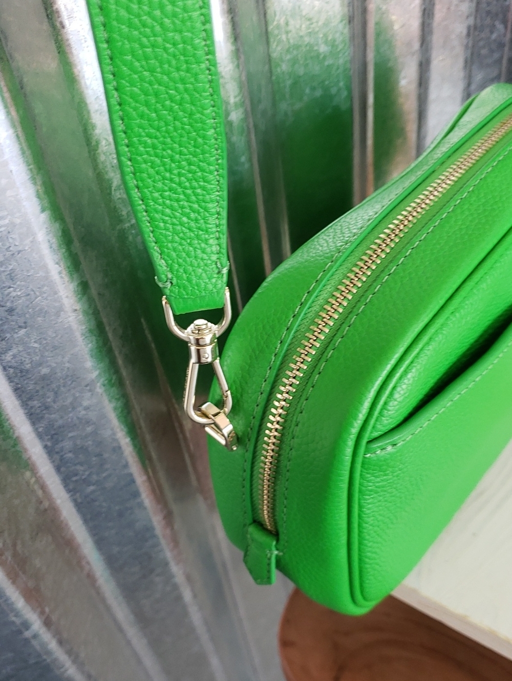 🔥🔥🔥kate spade Green Pebbled Leather Crossbody Bag with Gold Hardware - Picture 6 of 9
